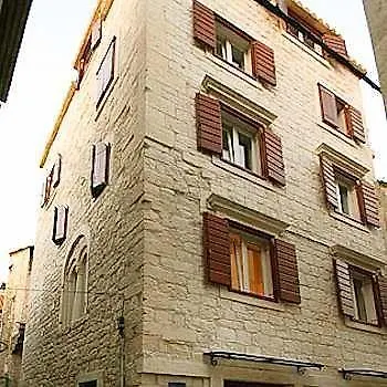 Sv. Petar דירה טרוגיר